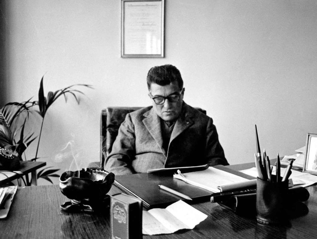 Ferrucio Lamborghini na dobovém snímku ve své pracovně