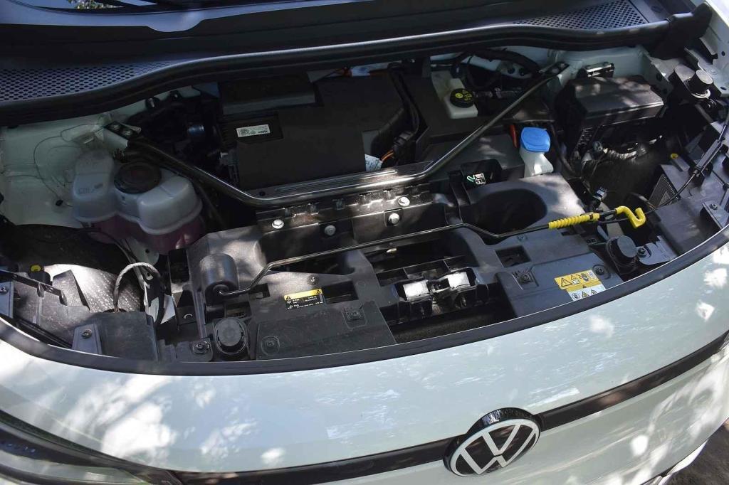 V motorovém prostoru není žádná dalších schránka