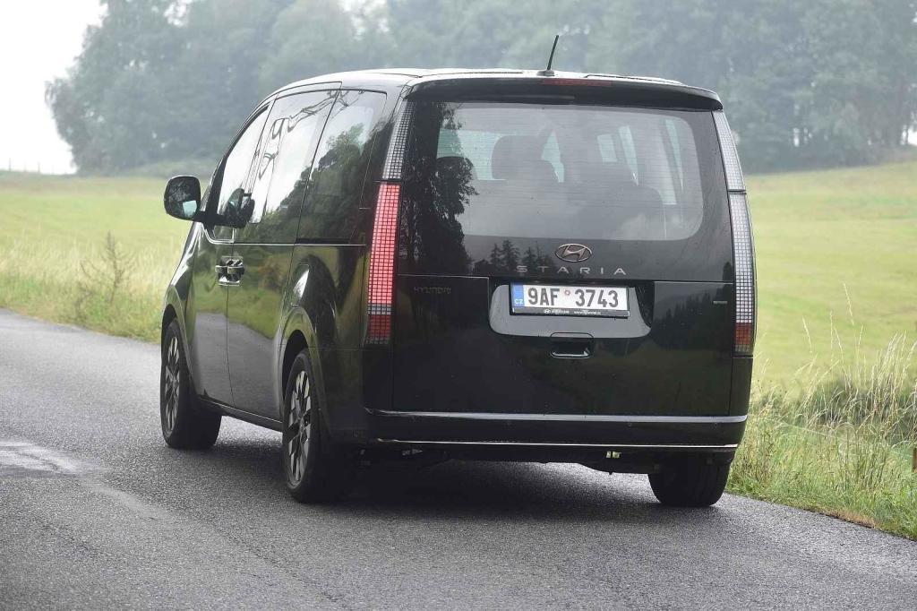 Vzadu upoutají veliká pixelová světla