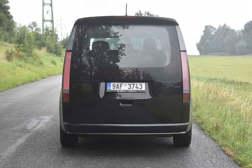 Zadní víko ukazuje, že auto bude i klasickou dodávkou