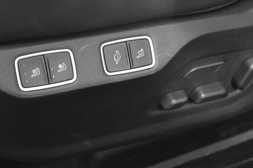 ovládání sedaček je samozřejmě elektrické