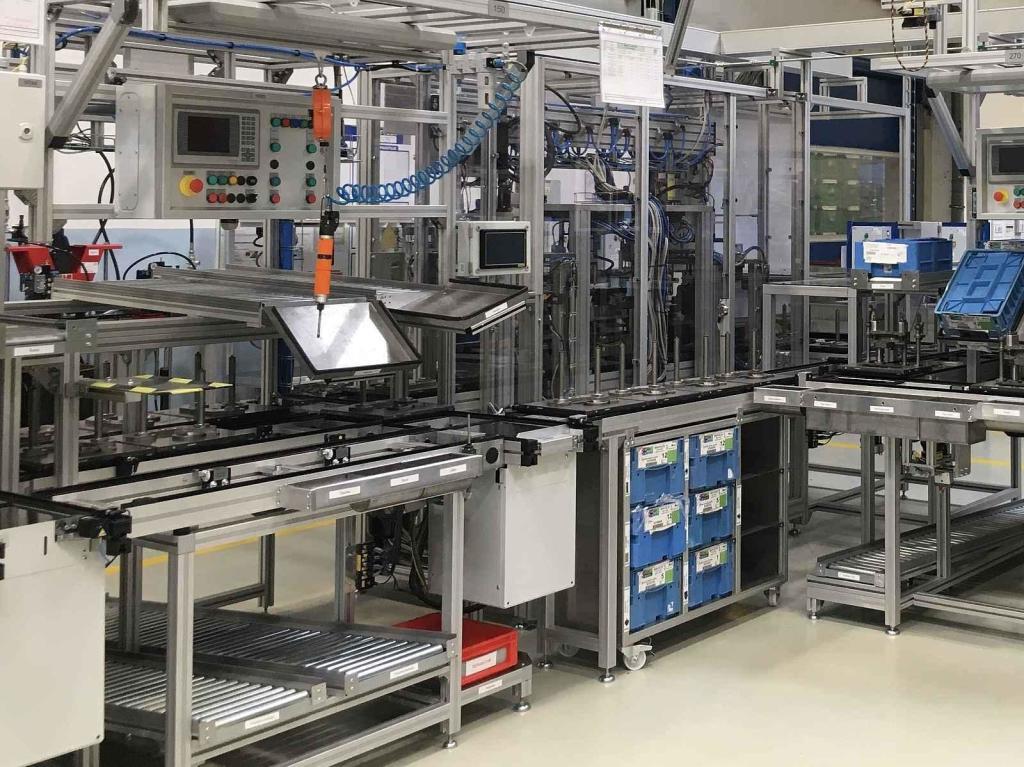 Velká část prací probíhá na automatických montážních linkách