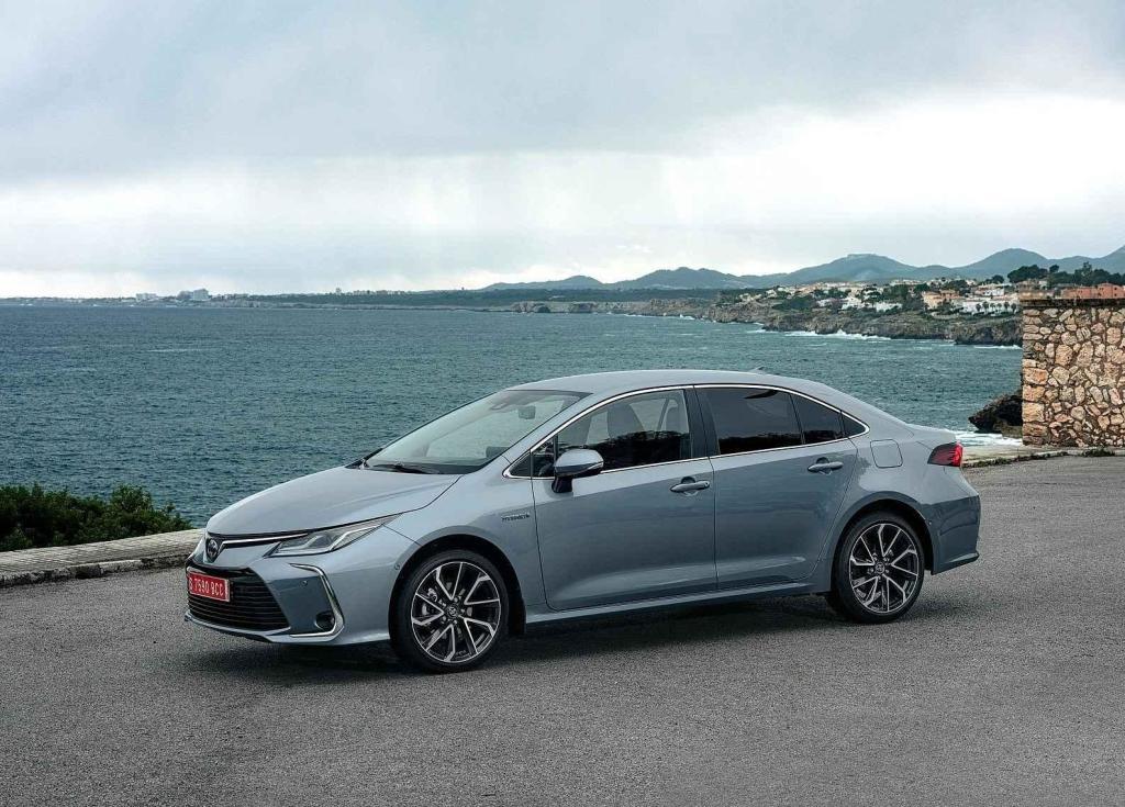 Toyota Corolla sedan hybrid - 662 900 Kč