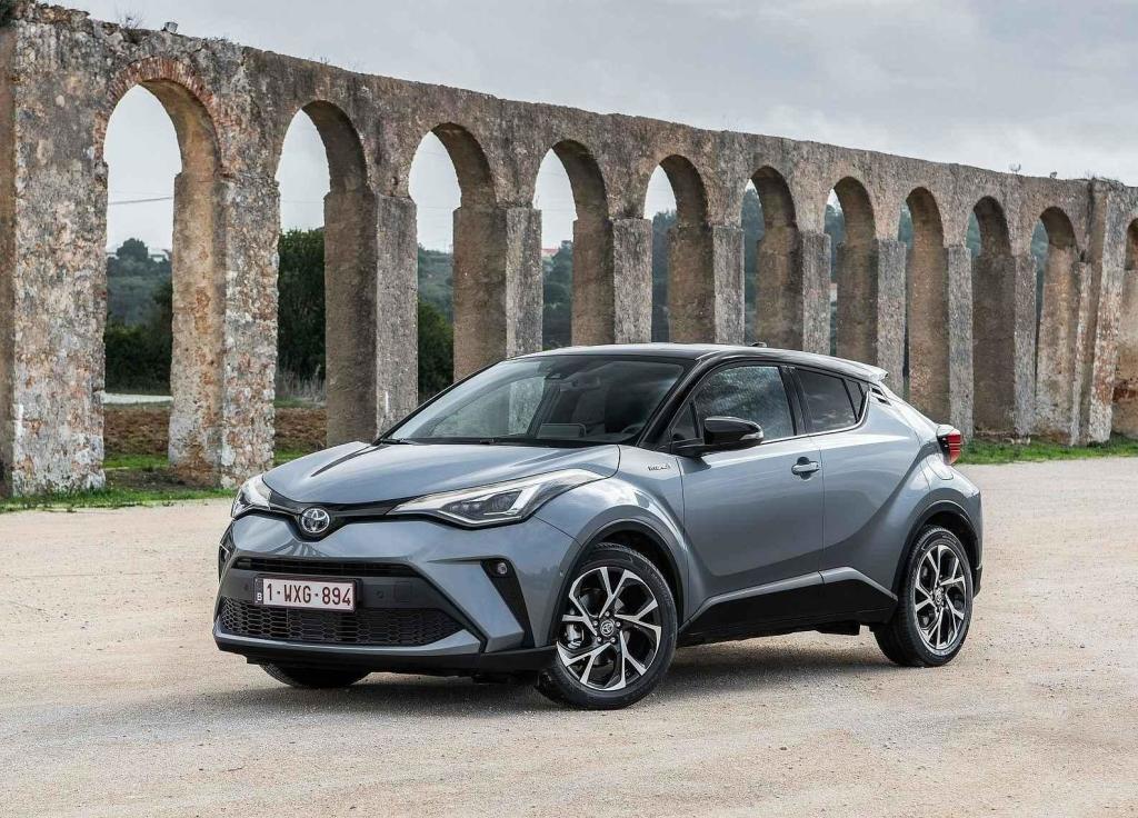 Toyota C-HR hybrid - 704 900 Kč