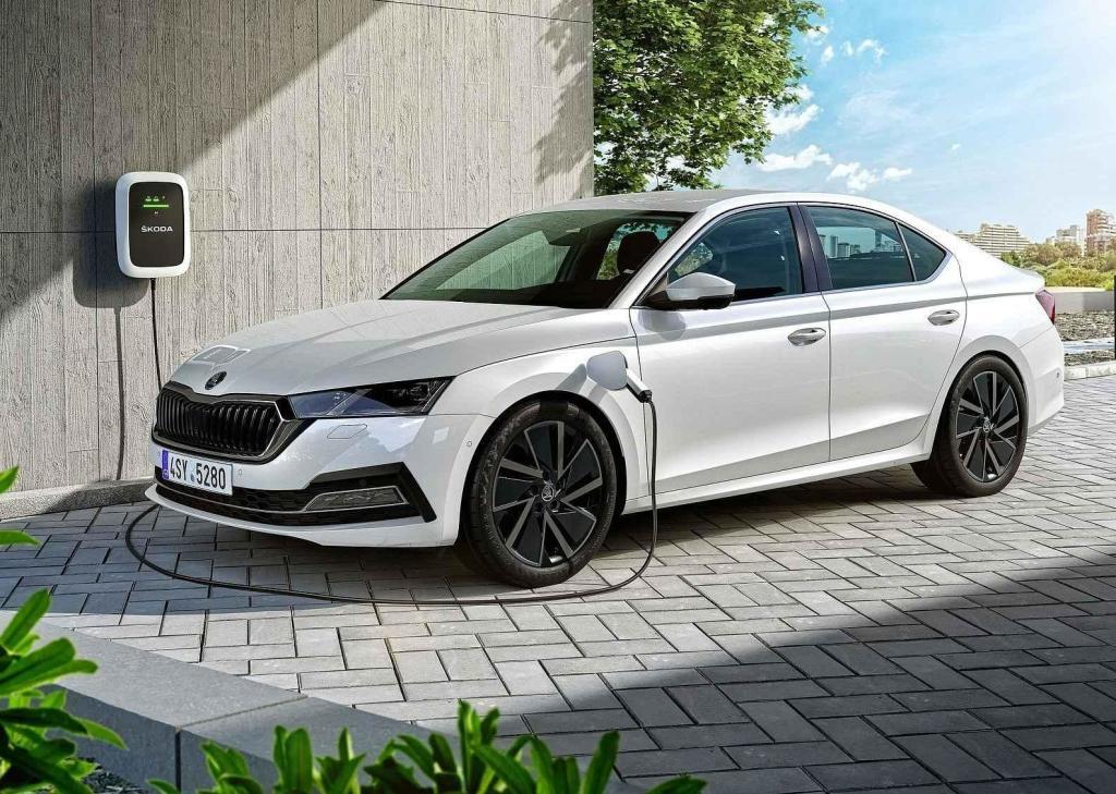 Škoda Octavia plug-in liftback - 859 900 Kč, combi 899 900 Kč