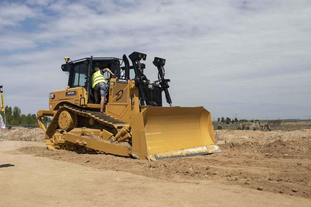 Hosté si mohli vyzkoušet řídit třeba pásový dozer Cat D6 XE s elektrickým pohonem. Dieselový agregát zde pouze vyrábí elektřinu. Celková spotřeba paliva je nižší až o 35 % a díky menšímu množství pohyblivých částí klesly i náklady na údržbu.