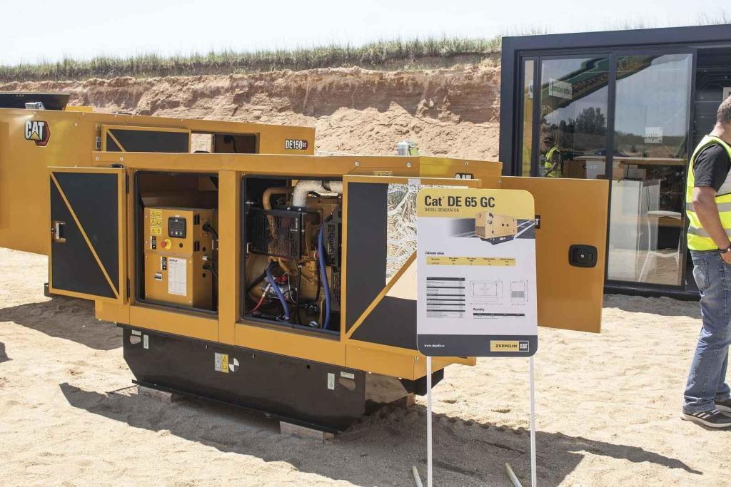 K vidění byly i různí druhy zdrojů energie - například diesel generátor Cat DE 65 GC...