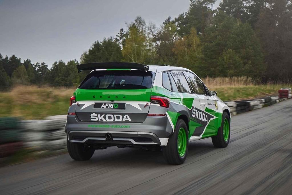 Na silnici působí skoro jako rallyový speciál