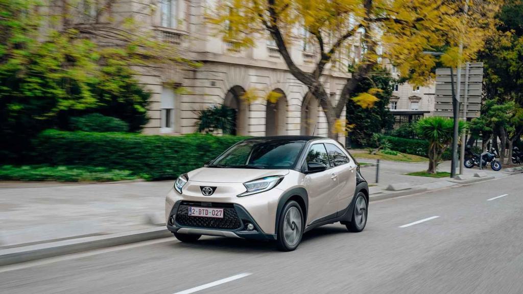 Toyota Aygo X je v ulicích velkoměsta nedostižné.