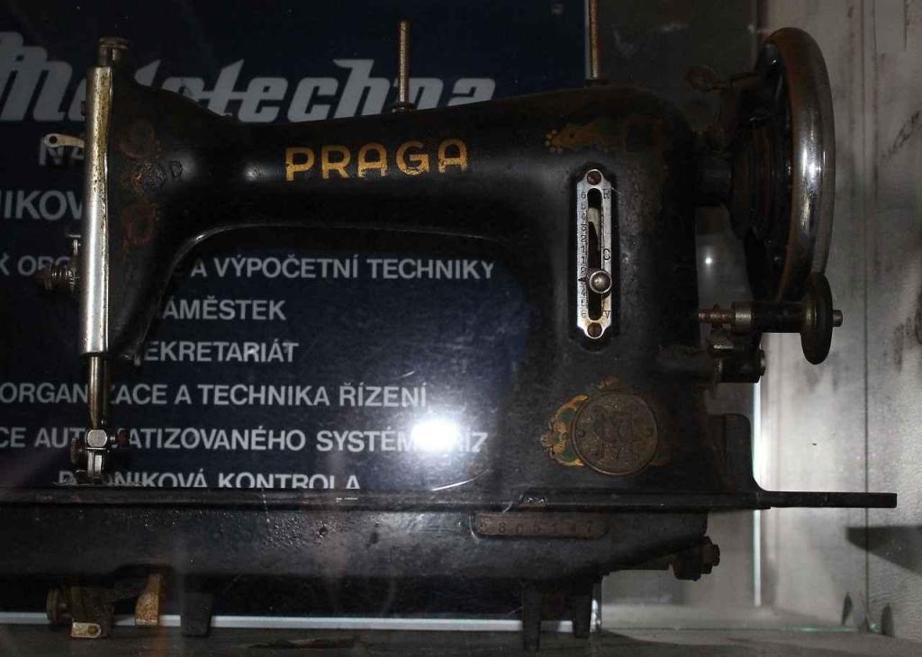 a další exponáty - třeba šicí stroj Praga