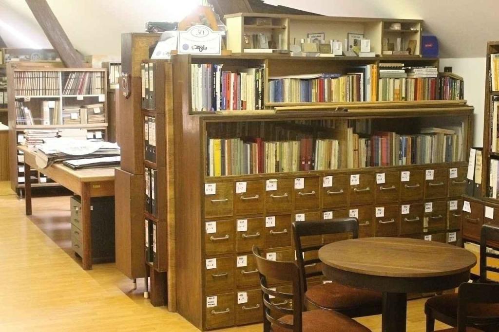 a hlavně desítky tisíc listinných dokumentů