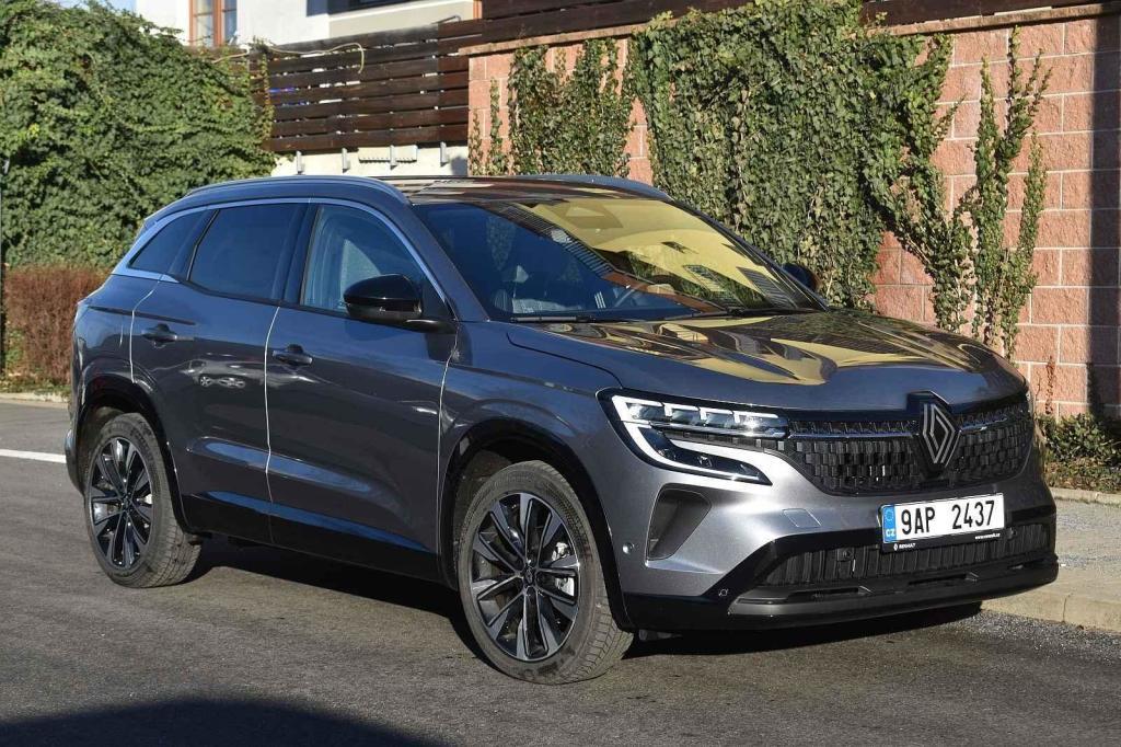 Auto působí elegantně i sportovně zároveň