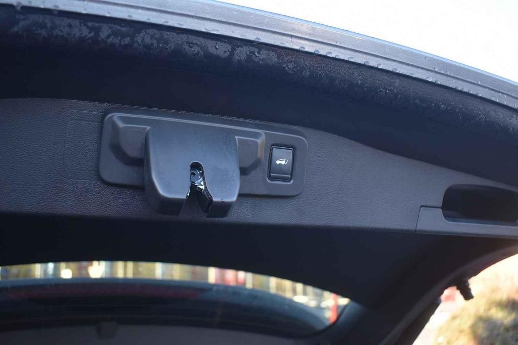 Za příplatek je k mání elektrické ovládání víka