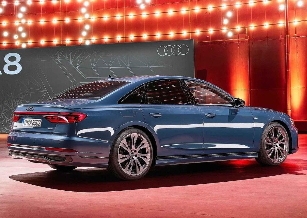 Standardní Audi A8 po faceliftu