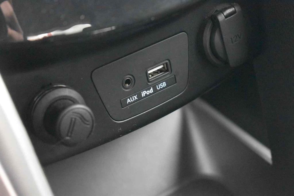 Nalezli jsme jednu USB zásuvku