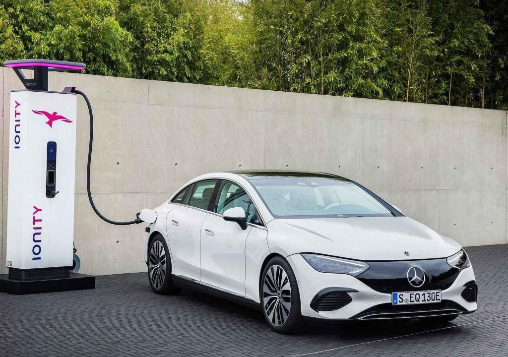 luxusní elektrický sedan Mercedes-Benz EQE