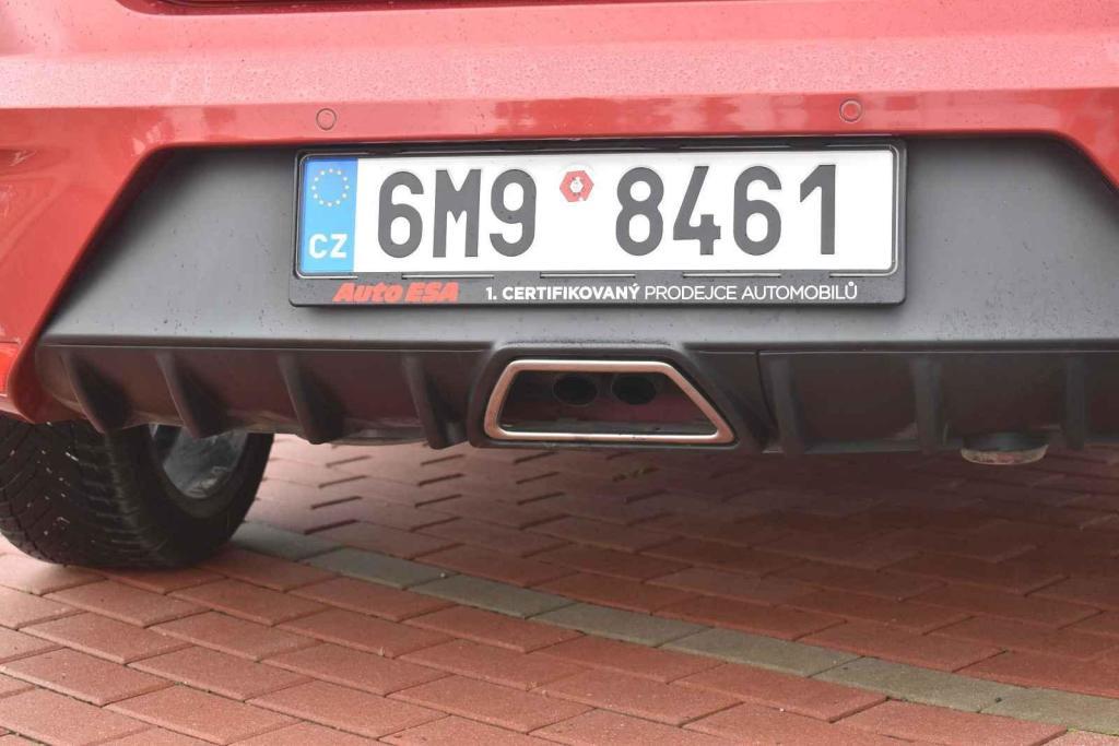 Detail na difuzor a výfukové koncovky