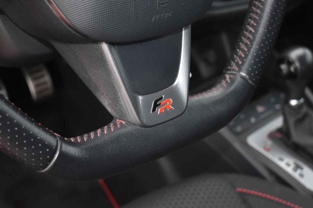 Volant je z perforované kůže