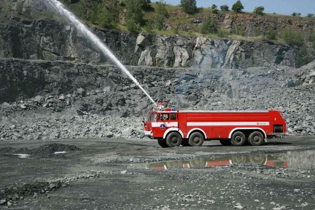 V akci