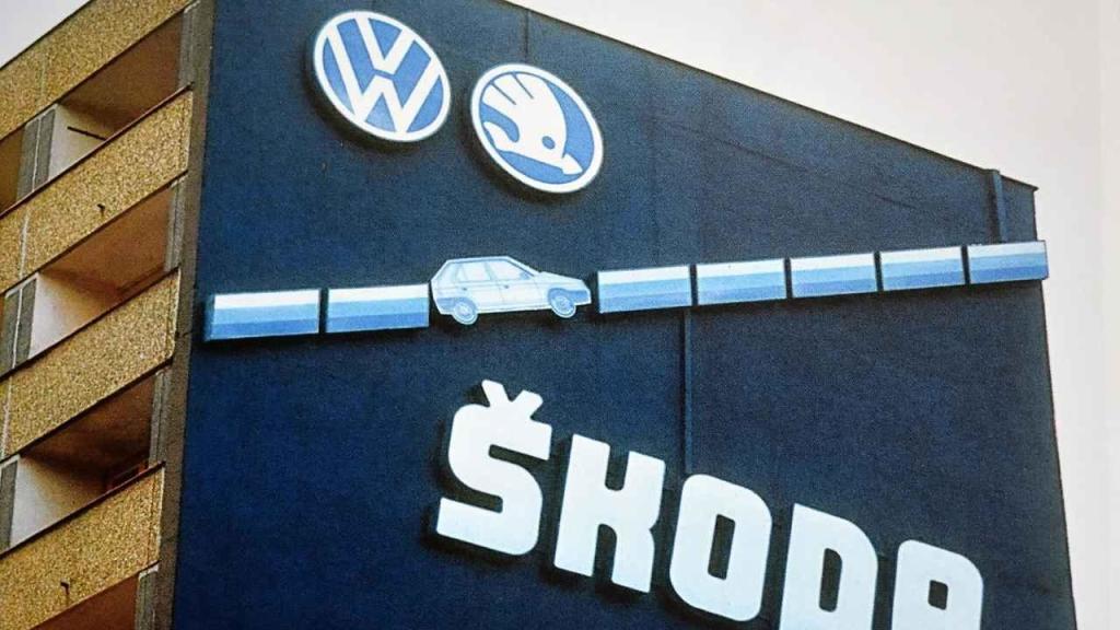 Spojení Škody a Volkswagenu se oslavovalo i na fasádě jednoho paneláku