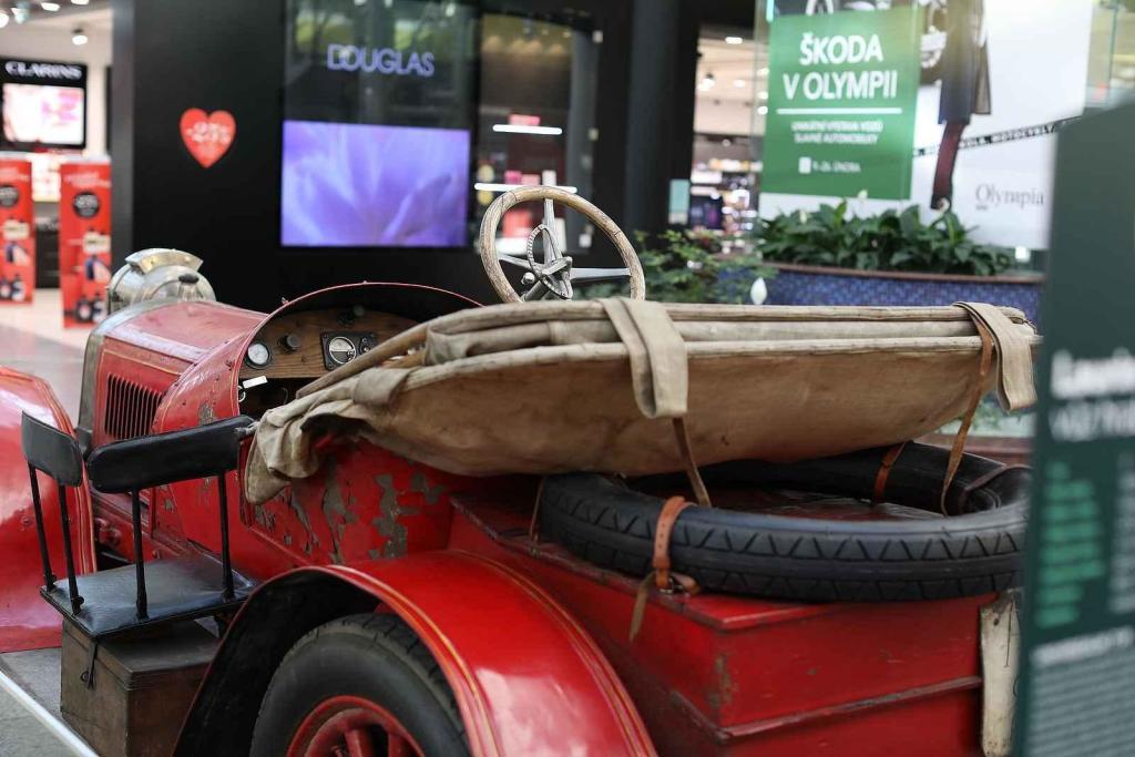 Desítkami historických aut značky Škoda se lze od čtvrtka kochat v obchodním centru Olympia v Brně. K vidění je třiadvacet aut, pět motocyklů a jízdní kolo