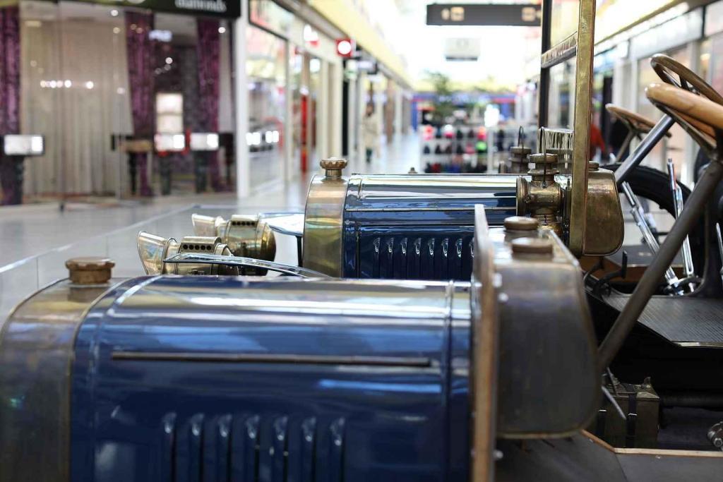 Desítkami historických aut značky Škoda se lze od čtvrtka kochat v obchodním centru Olympia v Brně. K vidění je třiadvacet aut, pět motocyklů a jízdní kolo
