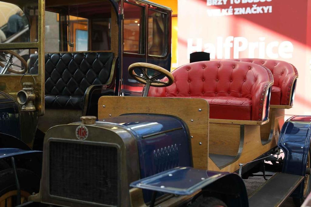 Desítkami historických aut značky Škoda se lze od čtvrtka kochat v obchodním centru Olympia v Brně. K vidění je třiadvacet aut, pět motocyklů a jízdní kolo