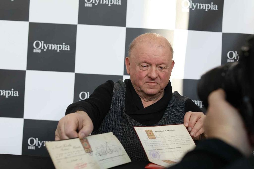 Desítkami historických aut značky Škoda se lze od čtvrtka kochat v obchodním centru Olympia v Brně. K vidění je třiadvacet aut, pět motocyklů a jízdní kolo