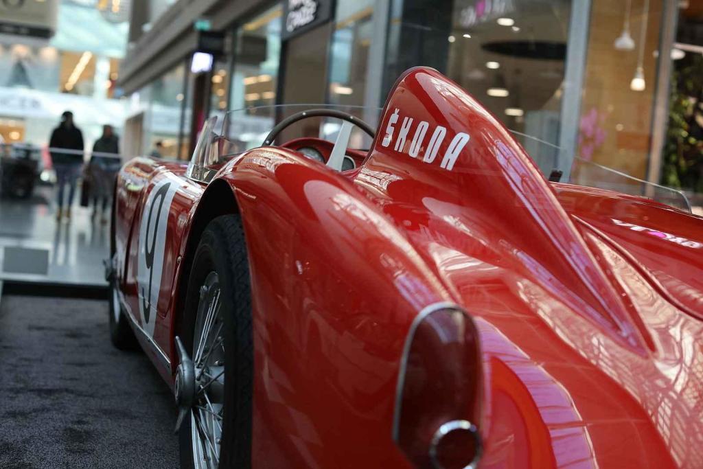 Desítkami historických aut značky Škoda se lze od čtvrtka kochat v obchodním centru Olympia v Brně. K vidění je třiadvacet aut, pět motocyklů a jízdní kolo