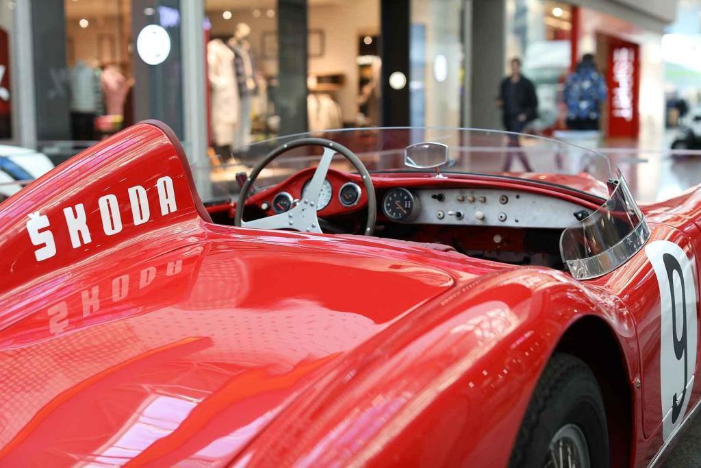 Desítkami historických aut značky Škoda se lze od čtvrtka kochat v obchodním centru Olympia v Brně. K vidění je třiadvacet aut, pět motocyklů a jízdní kolo