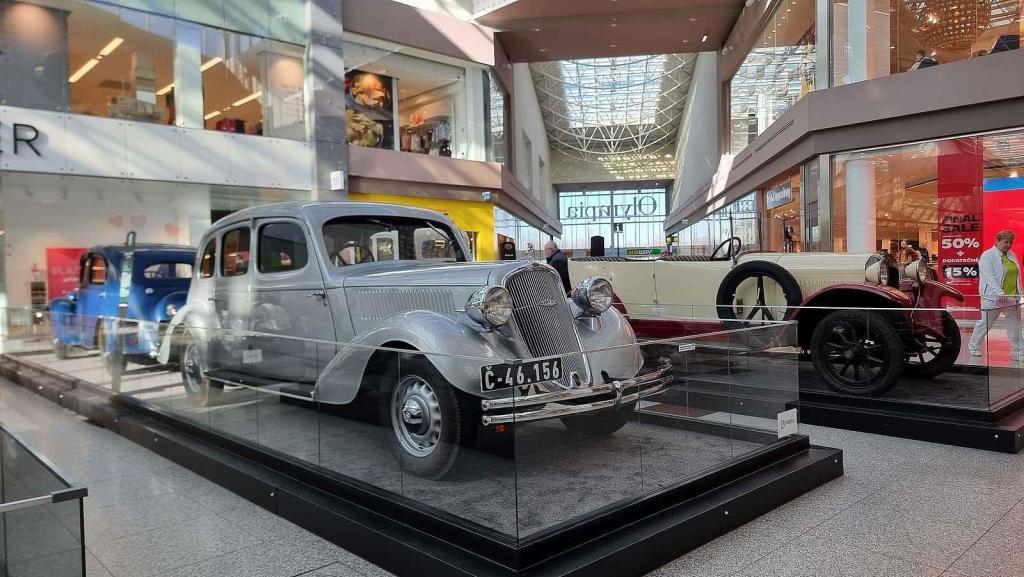 Desítkami historických aut značky Škoda se lze od čtvrtka kochat v obchodním centru Olympia v Brně. K vidění je třiadvacet aut, pět motocyklů a jízdní kolo.