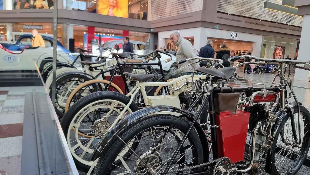 Desítkami historických aut značky Škoda se lze od čtvrtka kochat v obchodním centru Olympia v Brně. K vidění je třiadvacet aut, pět motocyklů a jízdní kolo