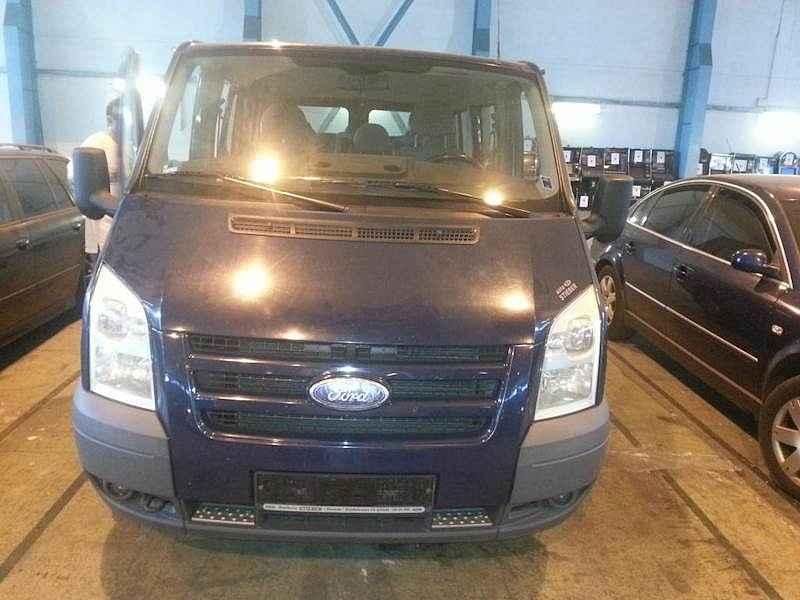 Deset let starý Ford Transit za 80 000 Kč