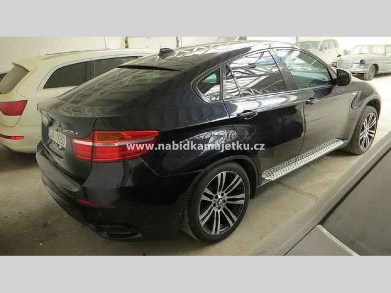Pohání ho třílitrový turbodiesel, který najel jen 38 000 kilometrů