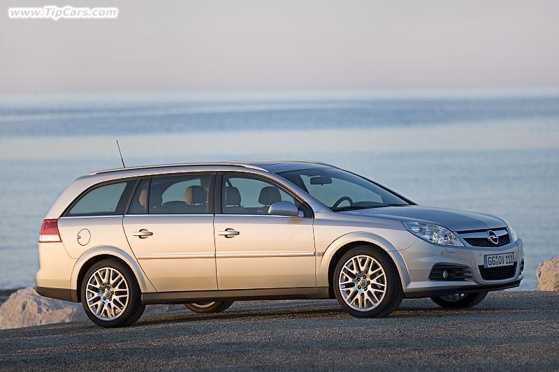 Vectra kombi nabízí se sklopenými sedadly až 1850 litrů pro zavazadla.