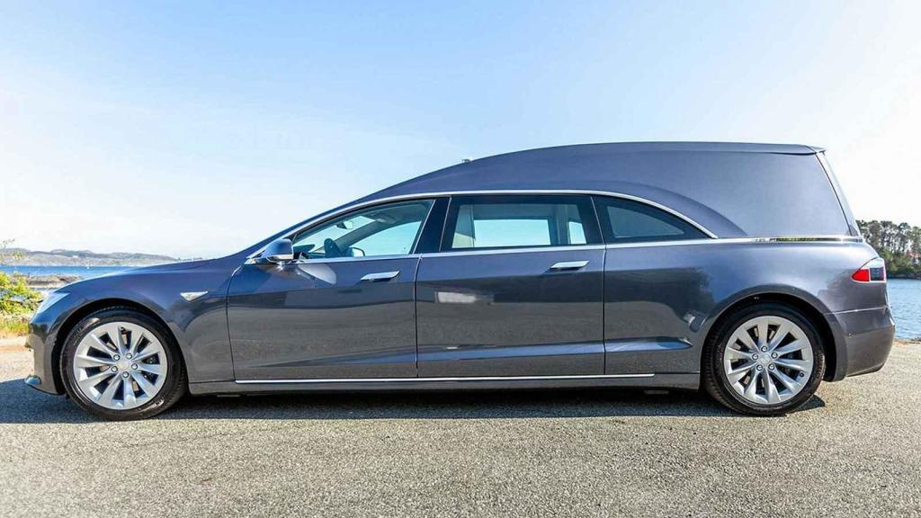 Tesla Model S v přestavbě na pohřební vozidlo