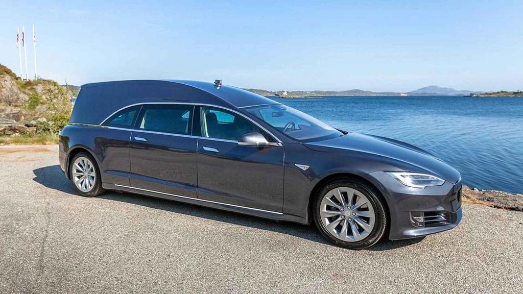 Tesla Model S v přestavbě na pohřební vozidlo