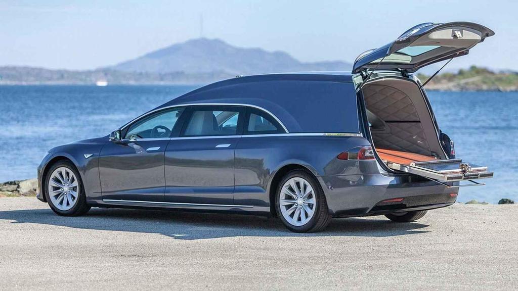 Tesla Model S v přestavbě na pohřební vozidlo