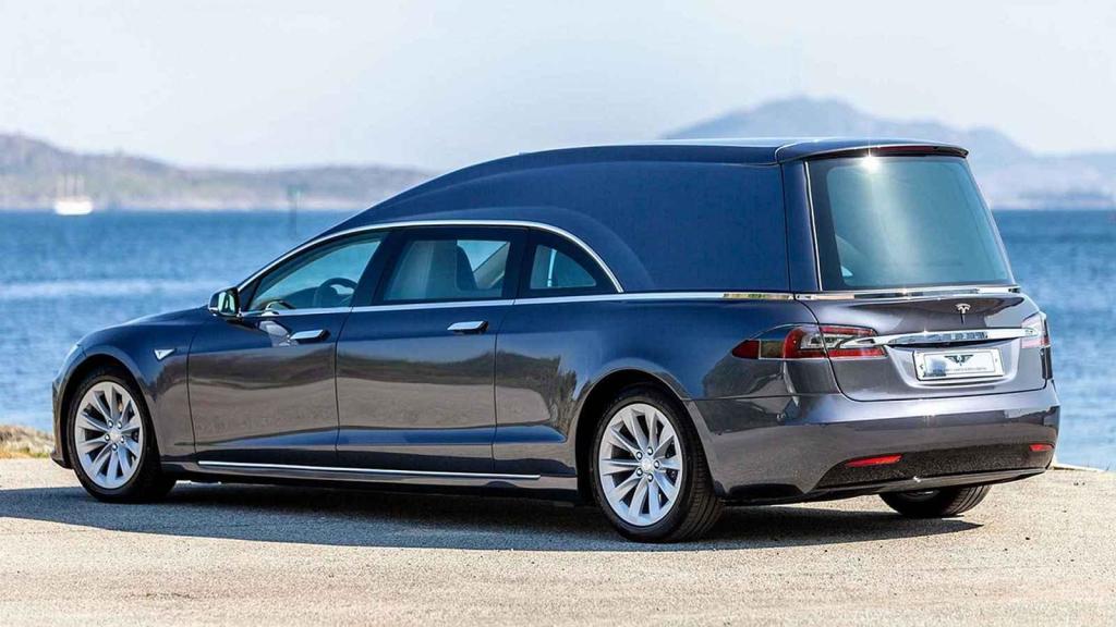 Tesla Model S v přestavbě na pohřební vozidlo