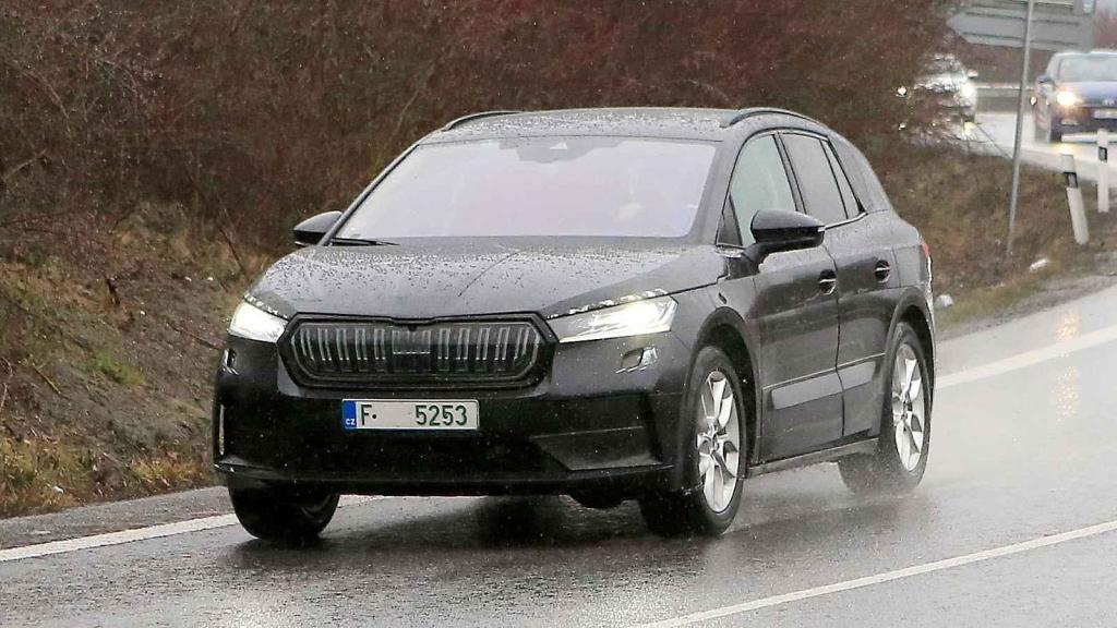 Škoda Enyaq s lehčí kamufláží během testů