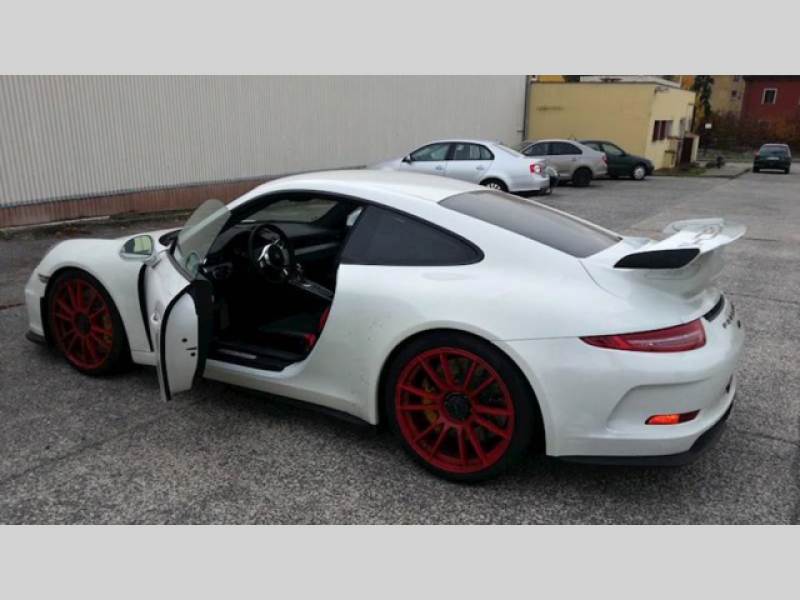 Stále nejluxusnějším vozem v nabídce "státního autobazaru" je Porsche 911 GT3