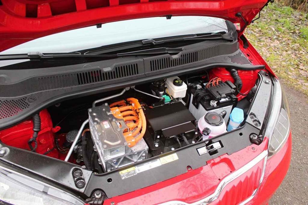Elektrická výzbroj se pod přední kapotu bez problémů vešla