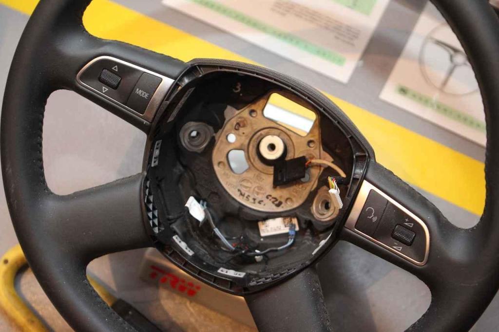 Volant s prostorem pro airbag a tlačítka na ovládání audiosoustavy