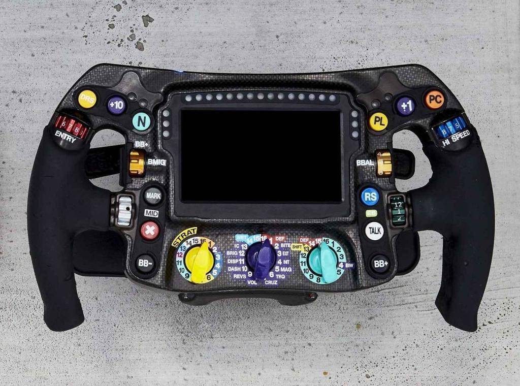Takto vypadá volant z monopostu F1 Mercedes