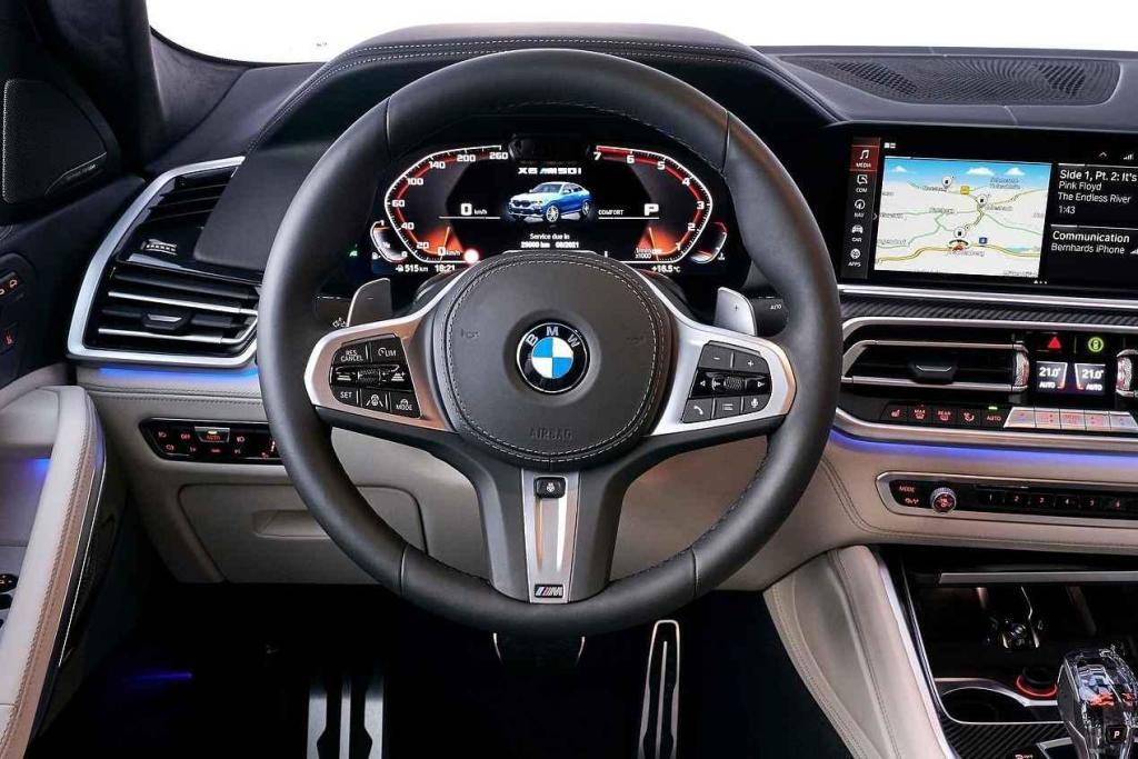 BMW zatím má klasické volanty