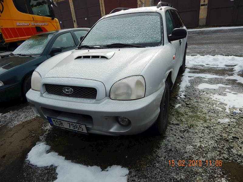 Hyundai Santa Fe je z roku 2001 a lze ho vydražit už za 25 680 Kč