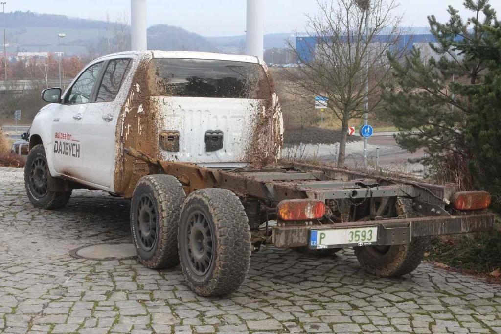Tato Toyota Hilux má speciální podvozek a šest kol