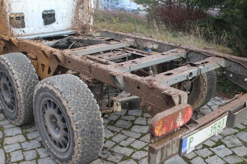 Podvozek je odpružen vzduchovými měchy