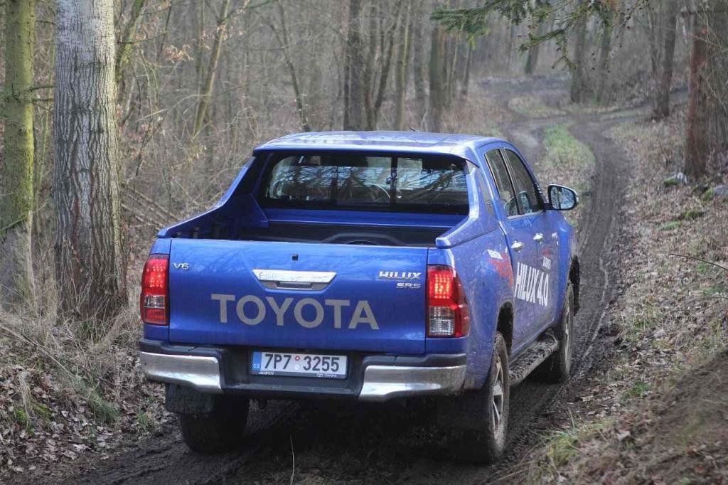 Například tento Hilux má pod kapotou benzinový šestiválec
