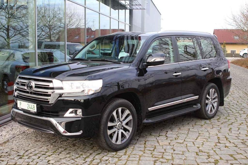 Dalším zajímavým dováženým vozem je osmiválcový Land Cruiser 200